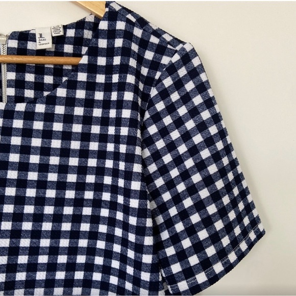 Jules & Leopold Zippered Back Tee - Picture 9 of 10